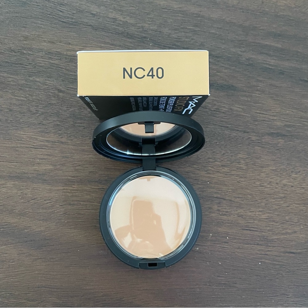 MAC Cosmetics Studio Fix MAC Cosmetics Studio Fix Powder Plus Foundation NC40